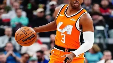 “巴萨10人逆转塞维4-1，榜首差距仅剩2分！费尔明进关键球，莱万立功，阿劳霍受伤离场，红牌添乱”